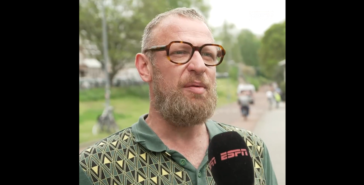 🎥😂 | Feyenoord-fans laten zich niet gek maken: 'Geld kan je ook stuk slaan in de kroeg'