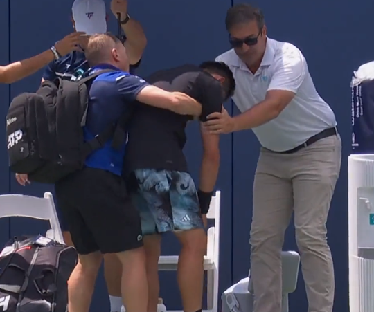 🎥🥵 | Heftig! Chinese tennisser valt plotseling flauw door hitte, moet opgeven