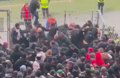🎥 | Feest op het veld, niet op de tribunes: fans van Napoli gaan met elkaar op de vuist