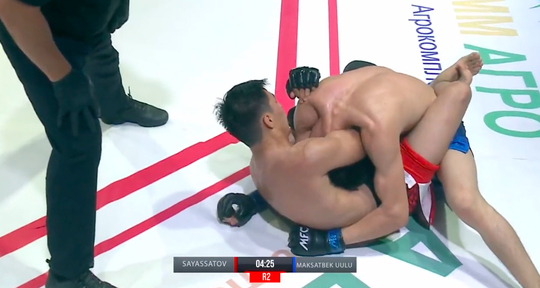 🎥 | Submission-koning Sayassatov slaat toe met DEZE 'anaconda choke'