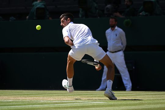 🎥​ | Novak Djokovic begint heerlijk aan halve finale Wimbledon met tweenerlob