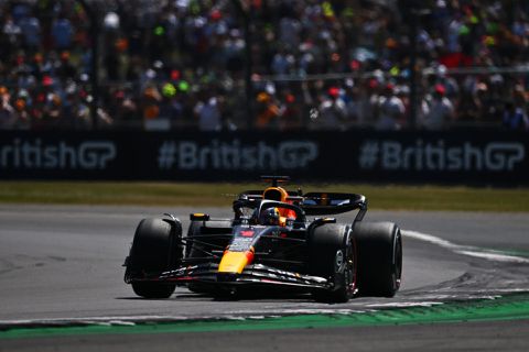 Of Max Verstappen het boegeroep vervelend vindt? 'Niet alsof ik iets te bewijzen heb'