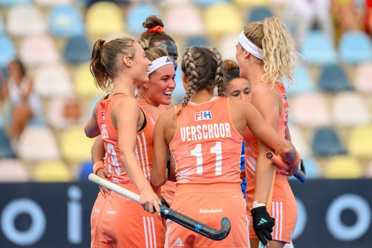 Oranjevrouwen groepswinnaar op EK hockey na klinkende zege op Italië
