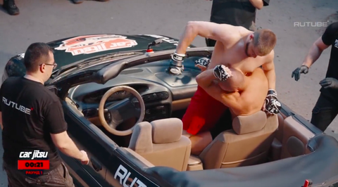 🤣 | Punch Club verrast opnieuw met bizar vechtformat: knokken ín een auto