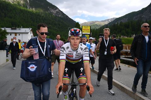 Evenepoel boos op organisatie Ronde van Zwitserland: 'Beter om op de top te finishen'