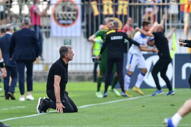 🎥😭 | Wat een emotie! Lecce-trainer valt op kniëen van geluk na Serie A-handhaving