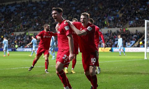 National League-club van Reynolds en McElhenney wint in FA Cup van Championship-club