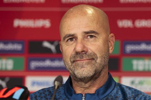 Peter Bosz wil Xavi Simons bij PSV houden, maar geeft hem geen aanvoerdersband