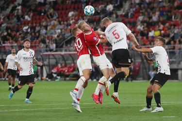 AZ is foutloze status in Eredivisie kwijt: NEC snoept Alkmaarders punten af