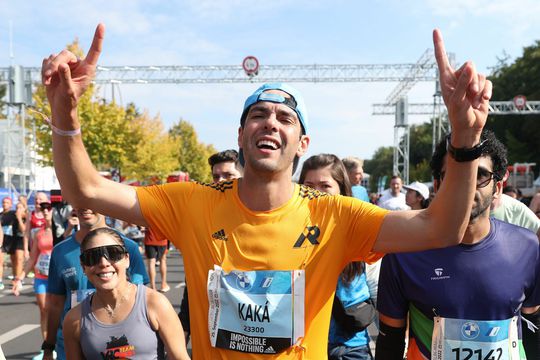 👀​ | Wie zien we daar nou? Braziliaanse voetbalheld loopt in Berlijn zijn eerste marathon uit