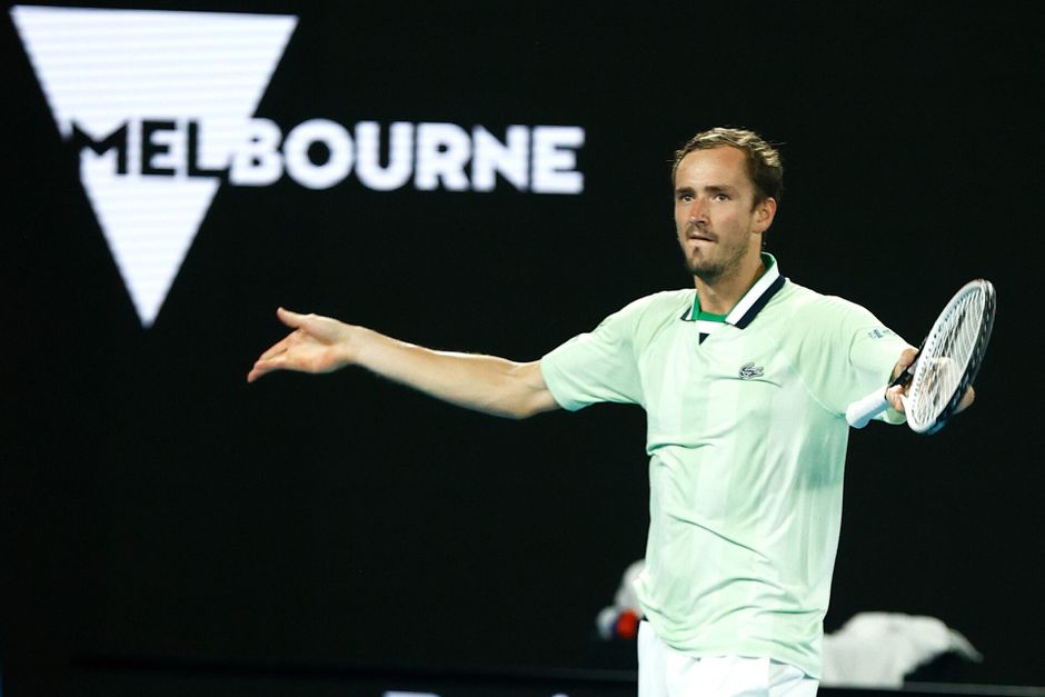 Russische toptennisser Medvedev komt 2 sets achter, slaat matchpoint weg en wint alsnog