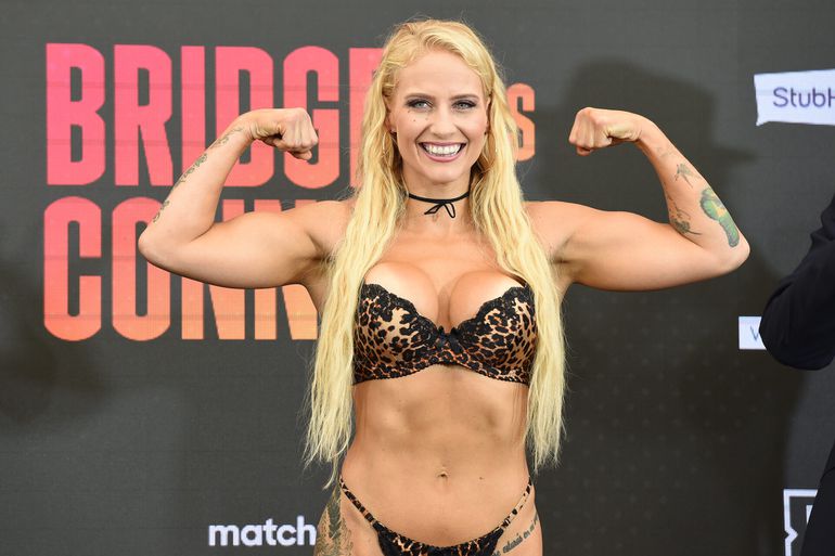 📸​ | Boksters Ebanie Bridges en Elle Brooke pranken hun volgers: 'Playing with my pussy'