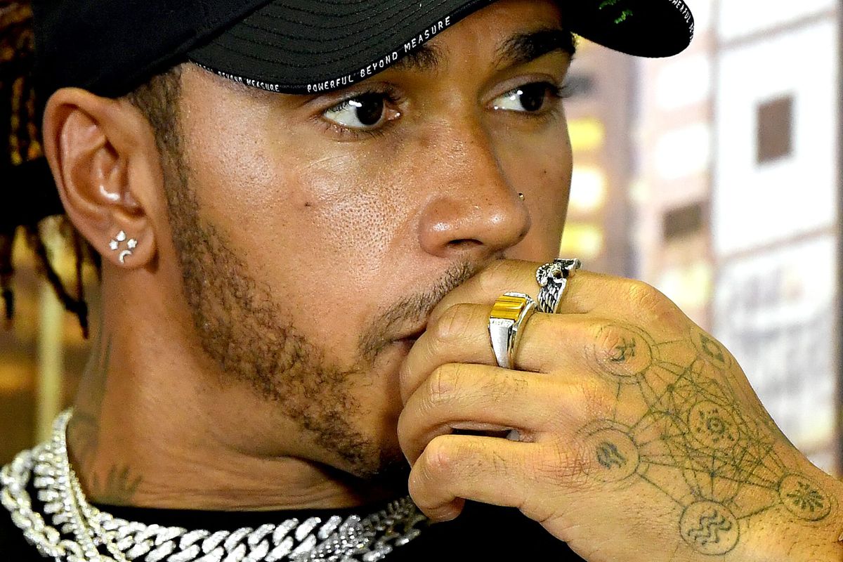Lewis Hamilton gaat zich naakt voelen: neuspiercing, kettingen en sieraden moeten af in Australië
