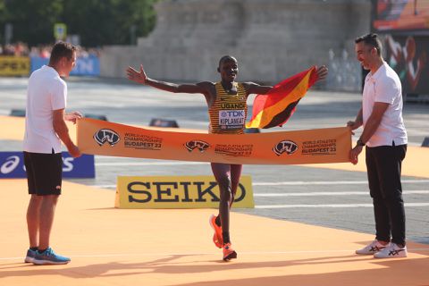 Bizar! Adidas lanceert hardloopschoenen (500$) die 1 marathon meegaan