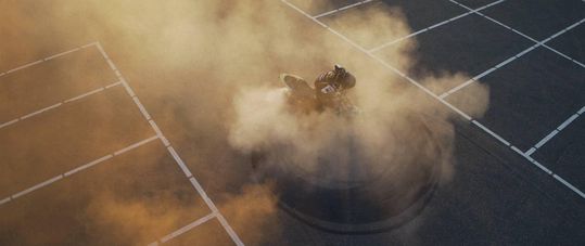 🎥 | Niet misselijk! Motorcoureur verbreekt wereldrecord donuts draaien in aanloop naar TT