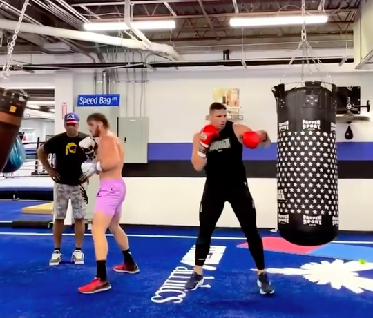 🎥 | Rico Verhoeven traint met Logan Paul op bokszak, fans niet blij: 'Dit meen je toch niet!?'