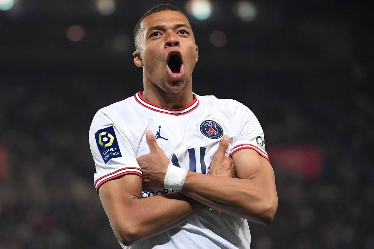 'Mbappé blijft in ruil voor 50 miljoen euro per jaar toch bij PSG'