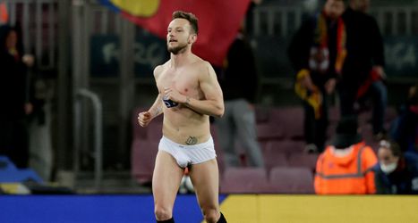 🎥 | Sevilla-speler Ivan Rakitić houdt gelukkig op bij zijn onderbroek met weggeven van kleren