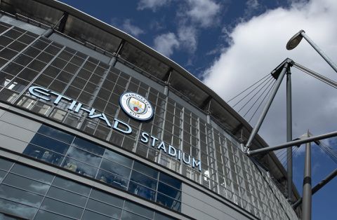 Triest: Aston Villa-keeper Robin Olsen geslagen bij pitch invasion