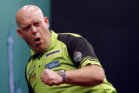 Battle of de Michael's: Michael van Gerwen sloopt Michael Smith en staat in finale Darts Masters
