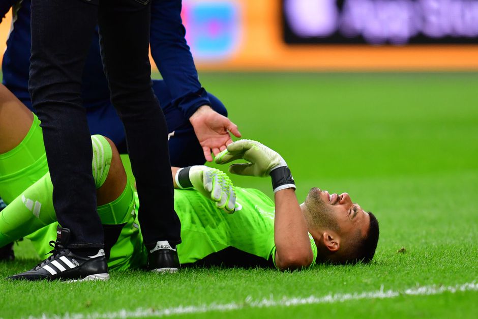 Opmerkelijk: Ajax-keeper Gerónimo Rulli raakt geblesseerd, maar peperdure reservekeeper valt niet in