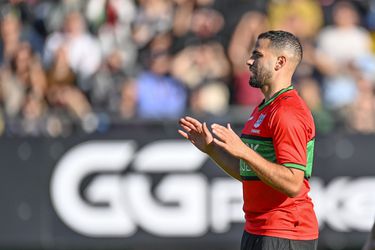 😁 | Oussama Tannane schiet Goffert-zitje aan gort: 'Van wie is deze stoel?'