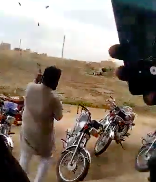 😳| Saoedi-fan viert WK-stunt tegen Argentinië in guerrilla-stijl: schiet geweer leeg in de lucht