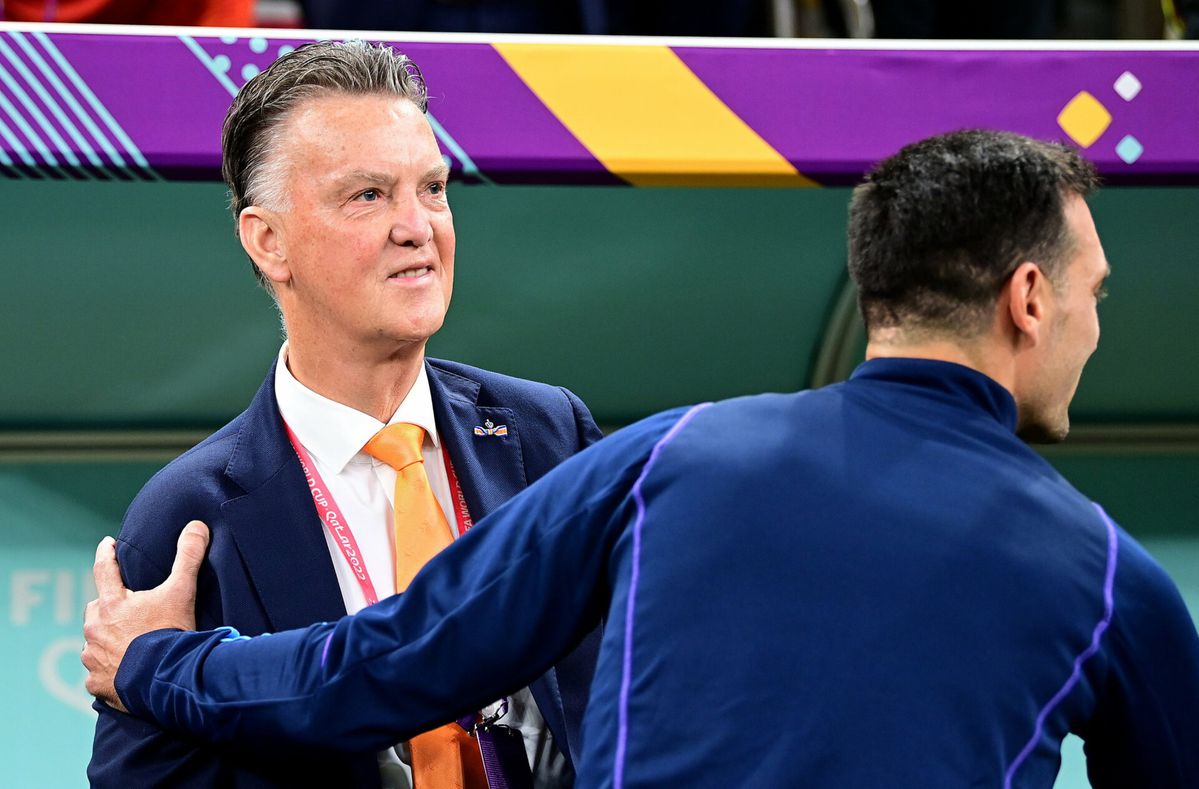 Louis van Gaal doneert gul en hint op terugkeer: 'Als Portugal belt, ga ik luisteren'