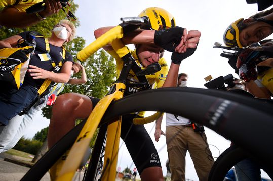 Marianne Vos krijgt sprintkracht van gele trui en wint 6e rit in Tour Femmes