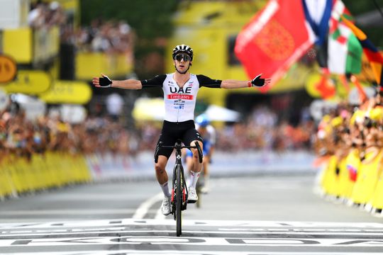 Adam Yates wint 1e etappe Tour de France na sprint à deux met tweelingbroer Simon