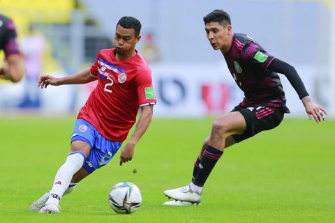 Oh nee! Ajax moet Edson Álvarez mogelijk lang missen door knieblessure