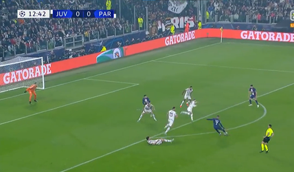 🎥 | Daar is 'ie weer! Mbappé zet Juve-verdedigers voor schut en schiet PSG vroeg op voorsprong