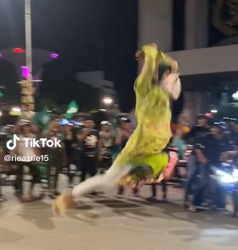 🎥😂 | SIUUUU! Maleisisch meisje doet agressieve Ronaldo-celebration