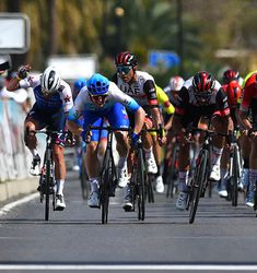 🎥 | Mark Cavendish wordt in volle sprint bijna dranghekken ingereden en is pislink