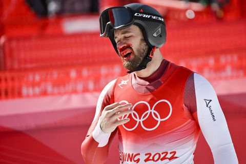 📸 | Gezicht van skiër volledig onder het bloed na botsing met een hekkie
