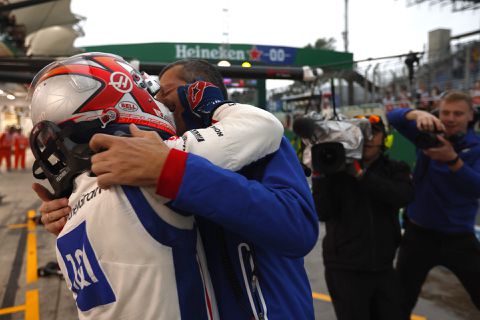 F1: Uitzinnige Magnussen verrast met pole in Brazilië: 'Weet niet wat ik moet voelen'