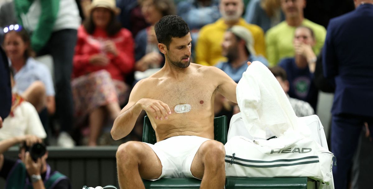 Wat plakt Novak Djokovic onder de pleister op zijn borstkas?