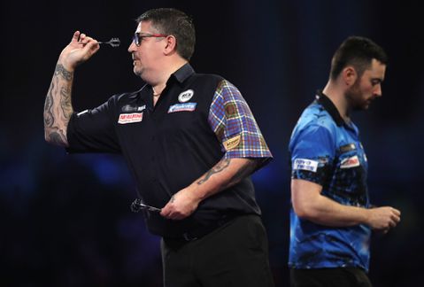 Gary Anderson verslaat verrassing Luke Humphries en staat voor 7e keer in halve finale WK