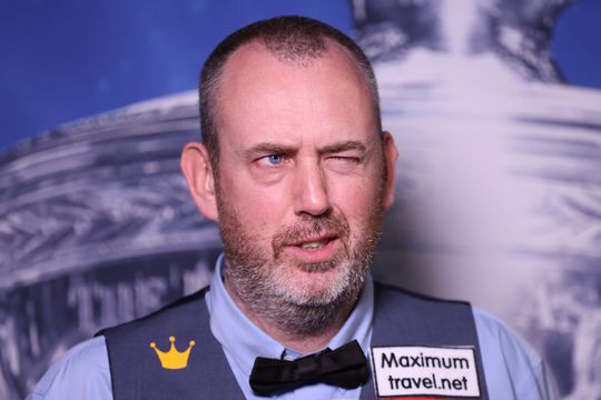 🎥| Nederlandse snookerscheids legt bal fout neer, speler merkt niks, publiek wel