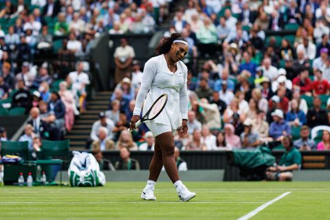 Serena Williams verliest direct bij terugkeer op Wimbledon en laat verdere toekomst open