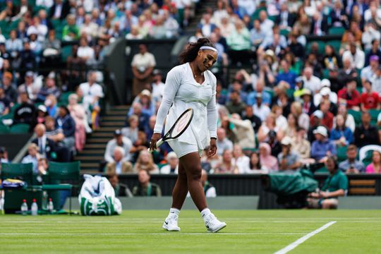 Serena Williams verliest direct bij terugkeer op Wimbledon en laat verdere toekomst open