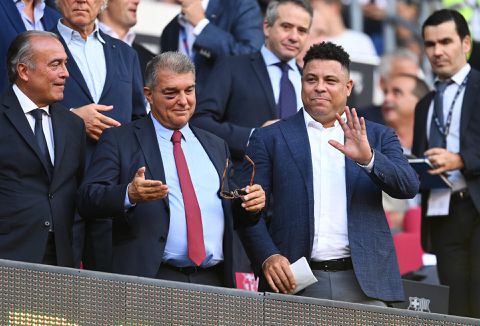 Twitter lacht om Laporta's blauwe oog: 'Was Frenkie boos, kwam de maffia langs?'
