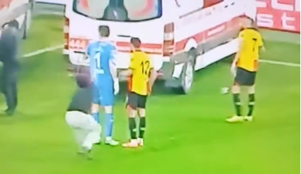 🎥 | WAT? Turkse derby ontspoort nadat een gek een speler neerslaat met de CORNERVLAG