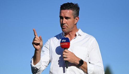Engelse cricketheld Kevin Pietersen scheldt Erik ten Hag uit en dwingt ManU om zijn foto te verwijderen