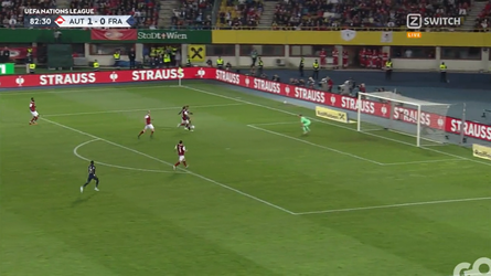 🎥 | Kylian Mbappé - op de brommer - schiet Frankrijk op 1-1 tegen Oostenrijk