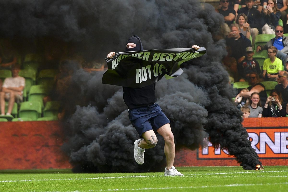 Wat een ellende! FC Groningen - Ajax definitief gestaakt na rookbommen en pitch invader