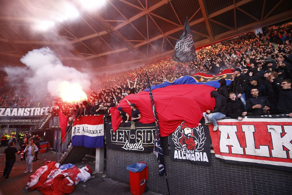 Weg ermee! AZ strooit met stadionverboden na vechtpartijen met West Ham United-fans