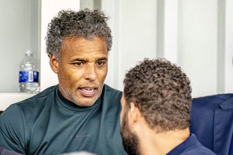 Deze advocaat denkt dat Pierre van Hooijdonk in de shit zit: 'Een domme actie'