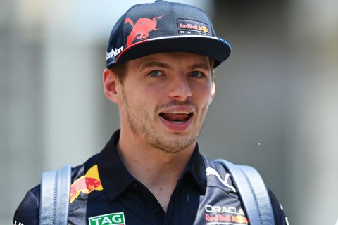 Max Verstappen en Sergio Pérez hijsen een nieuwe motor in hun Red Bull