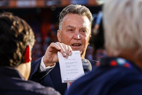 Van Gaal blij verrast door nieuwe espressomachine in kleedkamer Kuip: 'Met een speciaal kaartje erbij'